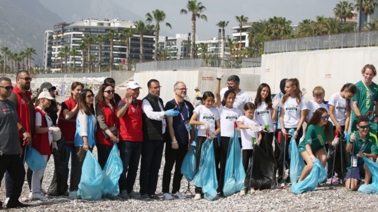 Yürüyüş sporunun ünlüleri çöp topladı
