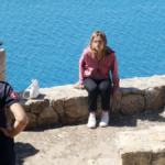 40 metrelik falezlerin üzerine çıktı