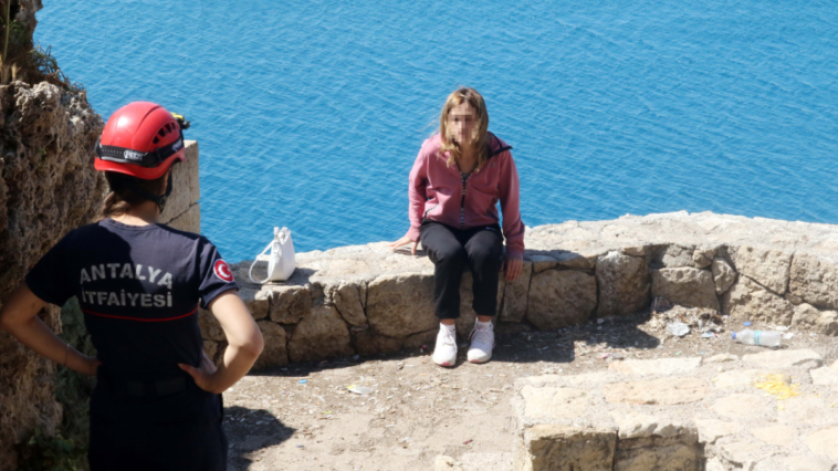 40 metrelik falezlerin üzerine çıktı