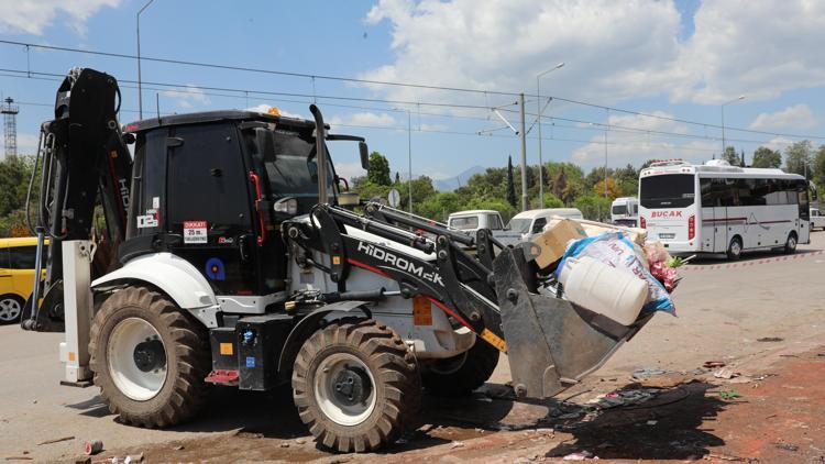 Büyükşehir Zabıtasından çöp ev tahliyesi