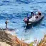 Kayalıkta mahsur kalan 2 genci deniz polisi kurtardı