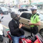 Çalıntı kaydı düşülmeyen motosikletin otoparka çekilmemesi için uzun süre çabaladı