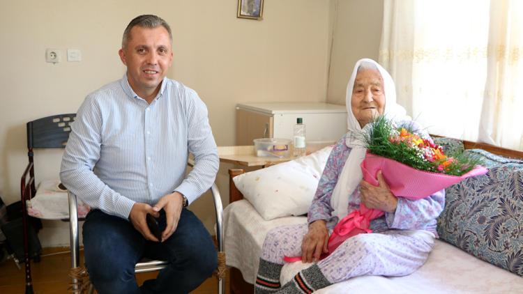 101 yaşındaki kadına Anneler Günü ziyareti