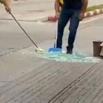 Trafik polisi yoldaki cam kırıklarını temizledi