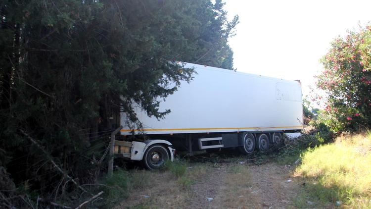 Yoldan çıkan TIRın sürücüsü yaralandı