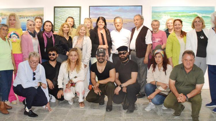 Dev dalgaları resmetti