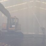 Çöpte başlayan yangın, iki işyerine sıçradı