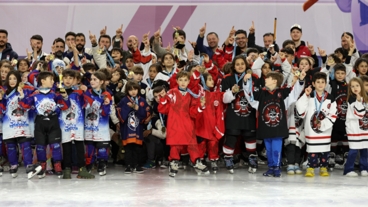 Buz Hokeyi'nde ilk madalyalar