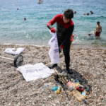 Deniz dibinde plastik temizliği