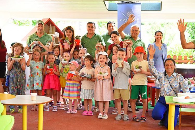 GERİ DÖNÜŞÜM MALZEMELERİNDEN KENDİLERİNE HEDİYELER YAPTILAR