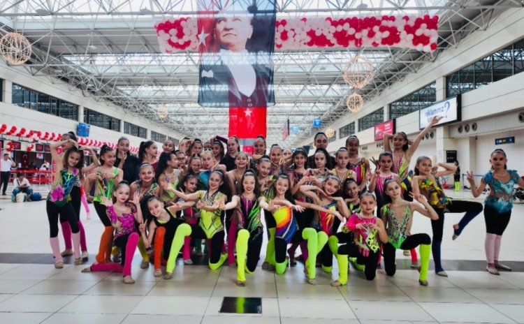 ANTALYA HAVALİMANI'DA 19 MAYIS COŞKUSU