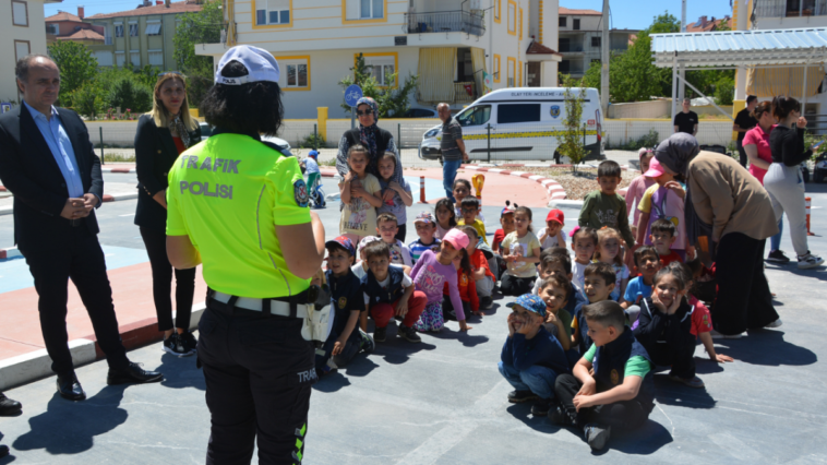 Korkuteli'nde öğrencilere trafik kuralları eğitimi verildi