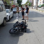 Manavgat'ta direksiyon hakimiyeti kaybeden motosiklet sürücüsü kaza yaptı