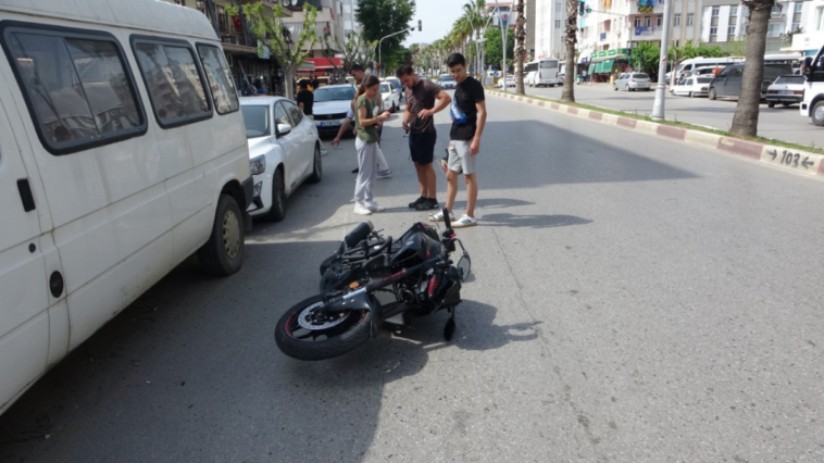 Manavgat'ta direksiyon hakimiyeti kaybeden motosiklet sürücüsü kaza yaptı