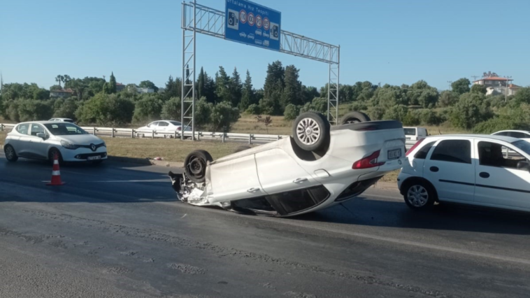 Manavgat'ta lastiği patlayan otomobil önündeki araca çarpıp devrildi