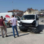 Manavgat'taki kazada hurdaya dönen araçtaki 2 kişi yaralandı