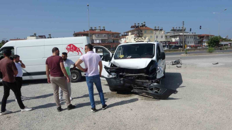 Manavgat'taki kazada hurdaya dönen araçtaki 2 kişi yaralandı