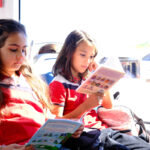 Öğrenciler tramvayda kitap okudu