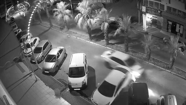 Serik'te park halindeki araçlara çarpan sürücü aldırmayıp yoluna devam etti