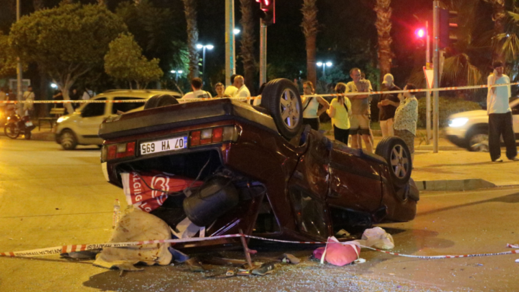 Antalya'da 2 otomobil çarpıştı 2 kişi yaralandı