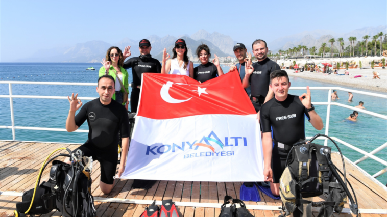 Konyaaltı'nda deniz dibi temizliği yapıldı