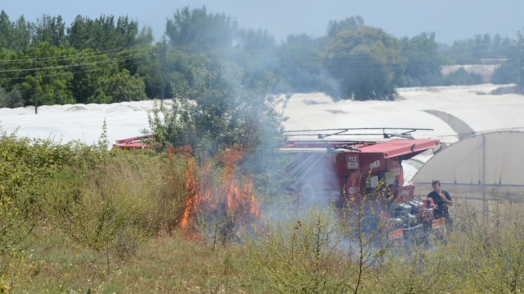 Serik'te yangını traktör ve ilaç motorlarıyla söndürmeye çalıştılar