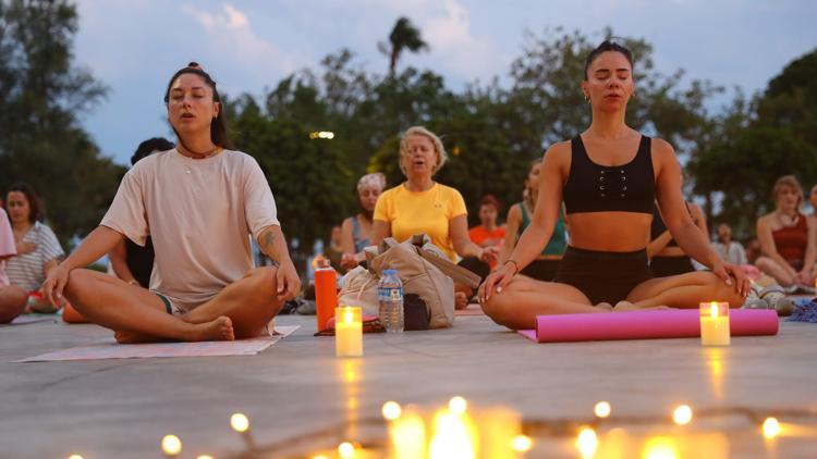 Gençler Konyaaltında yoga ile buluştu