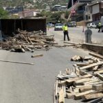 Devrilen kamyonetteki demir ve kalaslar yola saçıldı