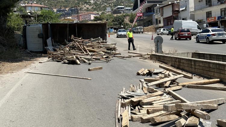 Devrilen kamyonetteki demir ve kalaslar yola saçıldı