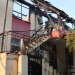 Evinin yanmasını göz yaşlarıyla izledi