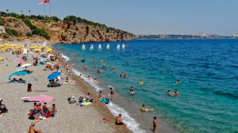 Antalya'da sıcak ve nem bunaltıyor