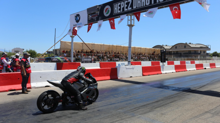 Kepez'de motosiklet yarışları rüzgarı esti