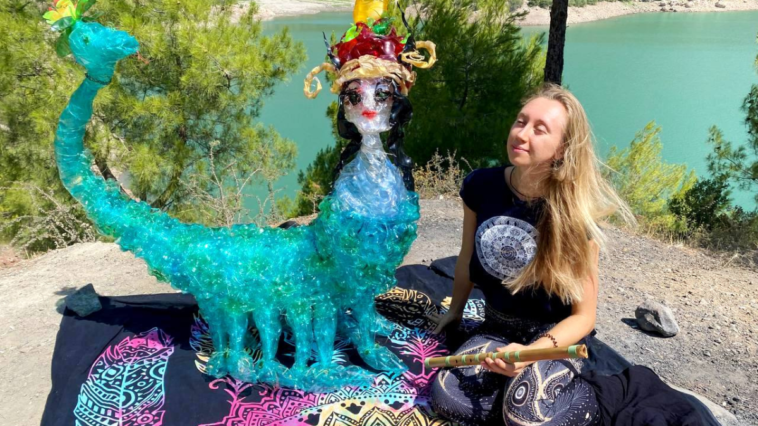 Şahmaran efsanesini heykelleştirdi