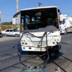 Tur aracı kaza yaptı 2 turist yaralandı