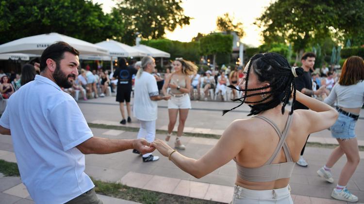 Konyaaltında her pazar sokakta dans var