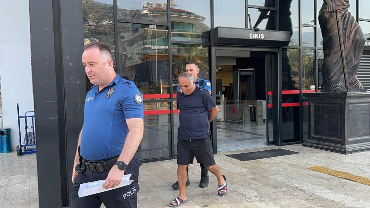 Denize giren Ukraynalı çocuğun fotoğraf ve videosunu çeken eğitmen tutuklandı