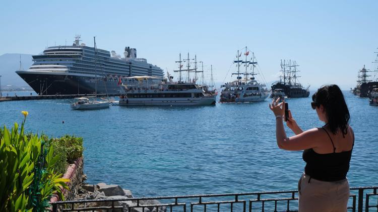 Kruvaziyerle 2199 turist Alanyaya geldi
