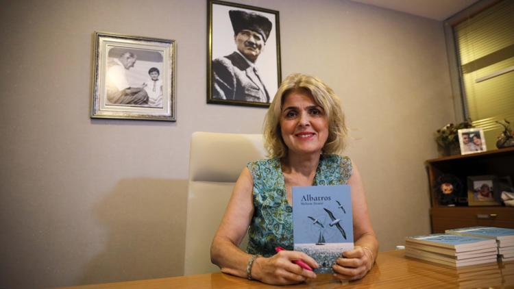 Depremde kaybettiği can dostunun adını kütüphanede yaşatacak