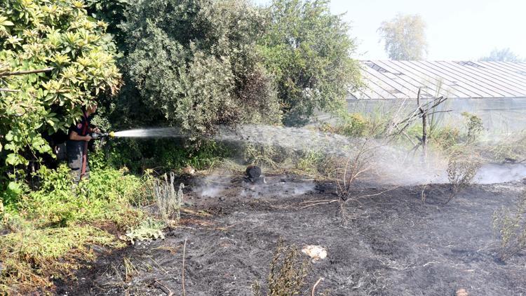 Boş arazide çıkan yangın seralara ulaşmadan söndürüldü