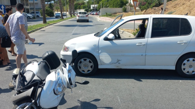Otomobille çarpışan motosikletin sürücüsü yaralandı