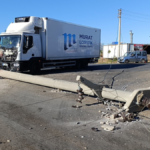 Beton direğe çarpan kamyon sürücüsü yaralandı