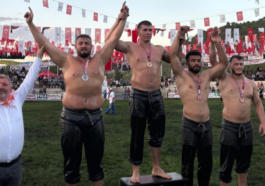 Kemer Belediyesi'nin iki güreşçisi kürsüye çıktı