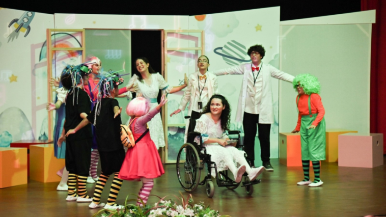 Manavgat Kent Tiyatrosu, 'Bilime Engelsiz Seyahat'i AKM'de sahneledi