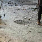 İşçiler teneke kovada yaktıkları ateşte ısınırken patlama oldu: o anlar kamerada