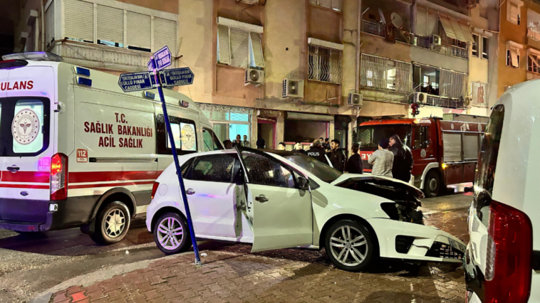 Antalya'da kafa kafaya çarpışan 2 otomobil de hurdaya döndü