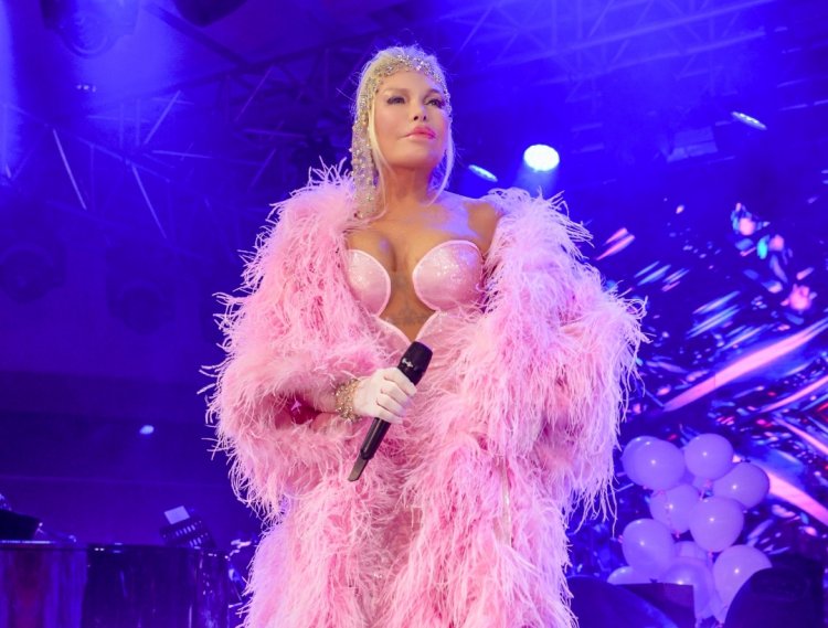 SÜPERSTAR AJDA PEKKAN YENİ YILA SAHNEDE GİRDİ