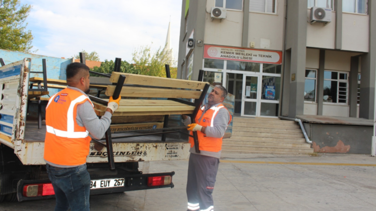 Kemer'de okullara masa ve bank desteği