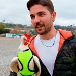 Antalyalı genç ile tavuğun ilginç hikayesi: Olmadık bir yerde bulunca sahiplendi | Görenler fotoğraf çektirmek için yanına geliyor