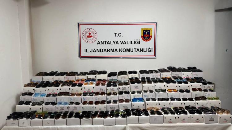 Antalyada 5 bin kaçak güneş gözlüğü ele geçirildi