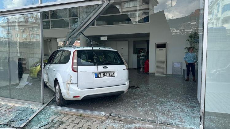 Kamyonetle çarpışan otomobil, bayiye daldı; o anlar kamerada